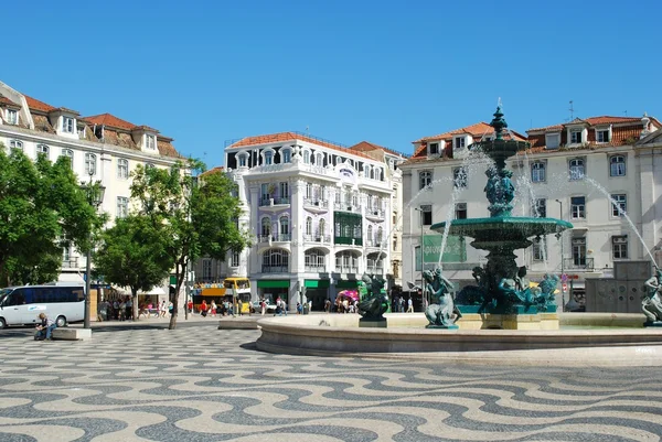 Знаменитая площадь и фонтан в центре Лиссабона, Португалия — стоковое фото