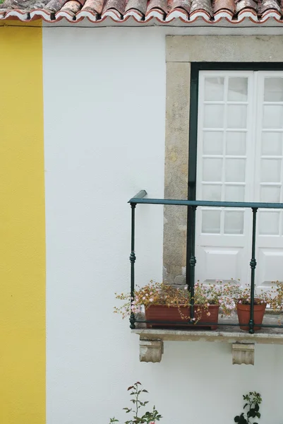 Janela e varanda de uma casa típica — Fotografia de Stock