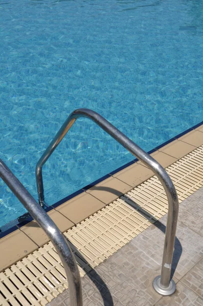 Лестница для бассейна — стоковое фото