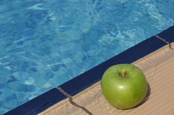 Apple στην πισίνα — Φωτογραφία Αρχείου