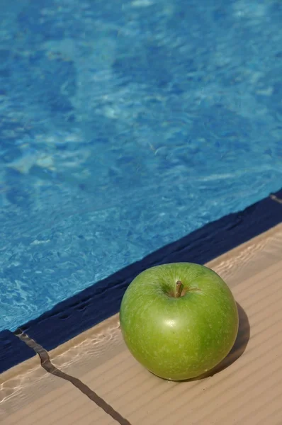 Apple at the pool — Stock Photo, Image