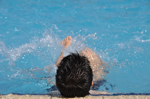 Человек в водной гимнастике — стоковое фото