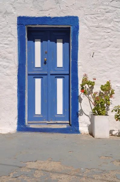 Греческая дверь — стоковое фото