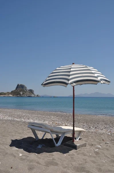 Parasol plażowy i krzesło — Zdjęcie stockowe