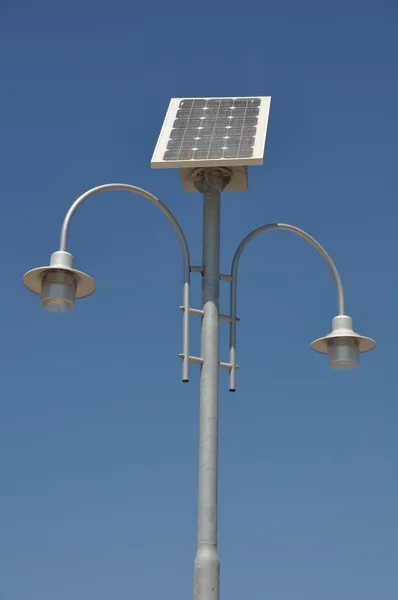 Poste lâmpada alimentado por energia solar — Fotografia de Stock