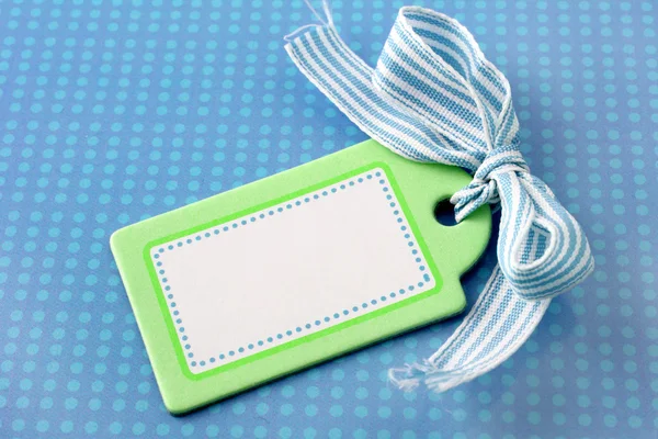 Blank pink tag on green — Stock Photo, Image