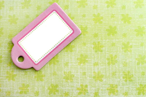 Порожня рожева мітка на зеленому — стокове фото