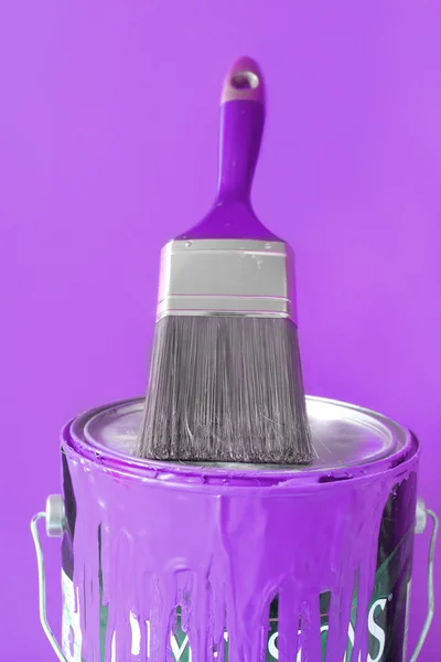 Пурпурная краска и кисть — стоковое фото