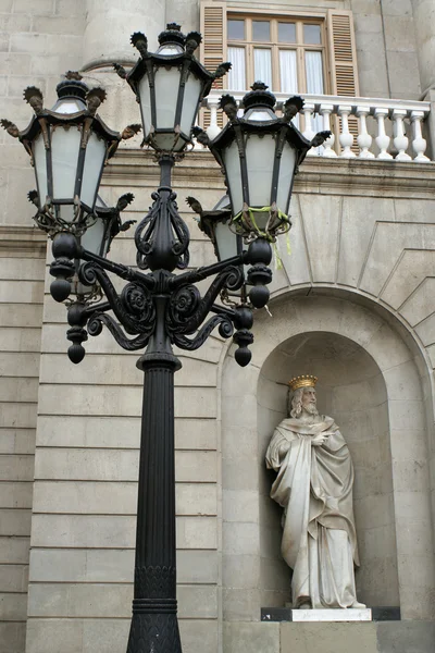Статуя і streetlight — стокове фото