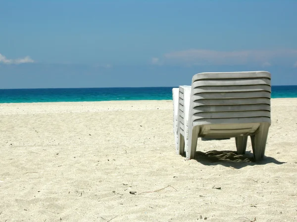 Pilha espreguiçadeira praia — Fotografia de Stock