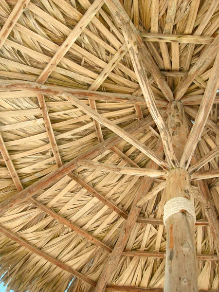 Пляжный бамбуковый зонтик — стоковое фото
