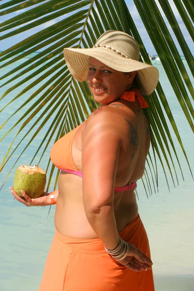 Тропическая пляжная женщина — стоковое фото