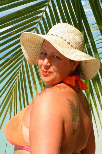 Tropisch strand vrouw — Stockfoto