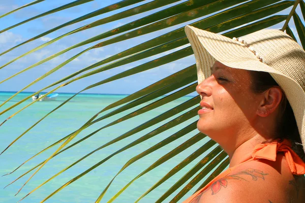 Tropisch strand vrouw — Stockfoto