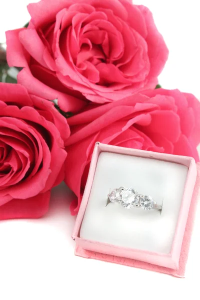 Zásnubní prsten a růže — Stock fotografie
