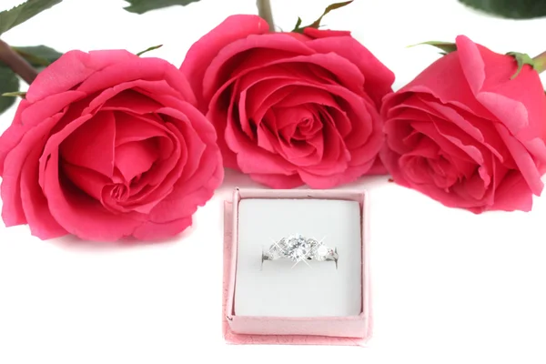 Pierścionek zaręczynowy i róże — Zdjęcie stockowe