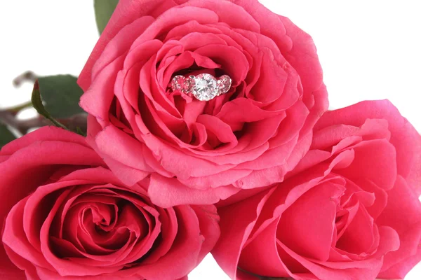 Pierścionek zaręczynowy i róże — Zdjęcie stockowe