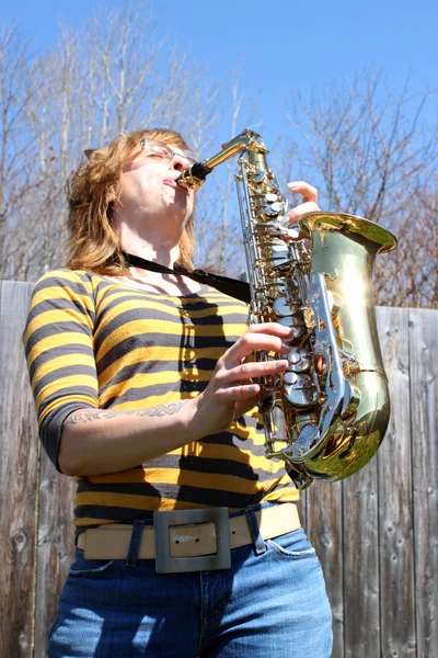 Mulher toca saxofone ao ar livre — Fotografia de Stock