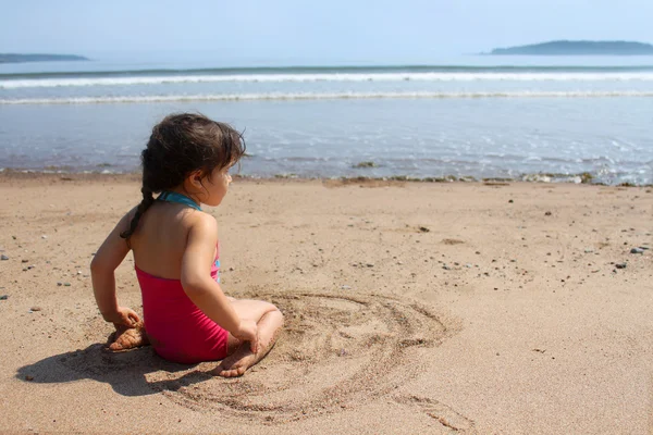 Kumsaldaki küçük kız — Stok fotoğraf