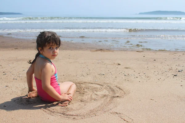 Little girl at the beach — Stock Photo, Image