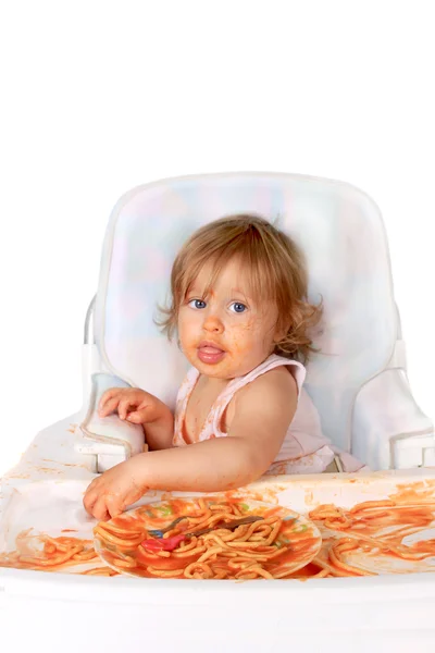 Chaotisches Baby-Mädchen isst Spaghetti — Stockfoto