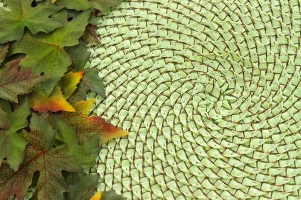 Кленовый лист и плетеный осенний фон — стоковое фото