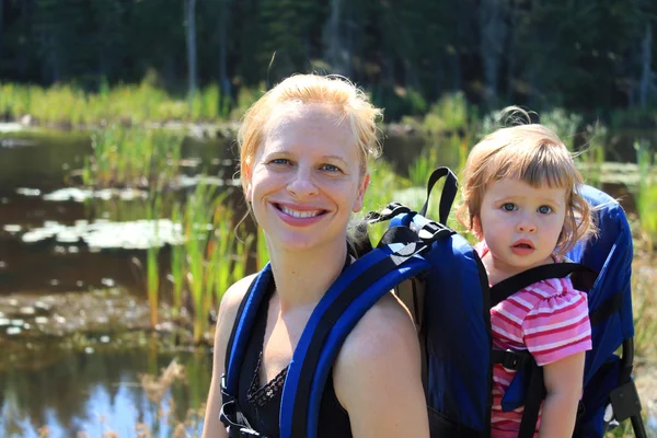 Mother and daughter hiking — Stock Photo, Image
