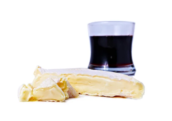 Brie kaas en glas rode wijn — Stockfoto