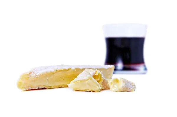 Brie peyniri ve kırmızı şarap — Stok fotoğraf