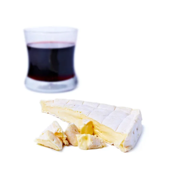 Brie kaas en glas rode wijn — Stockfoto