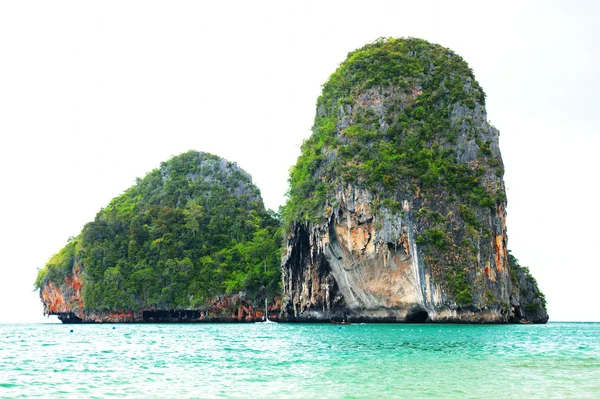 Високі скелі на тропічному острові — стокове фото
