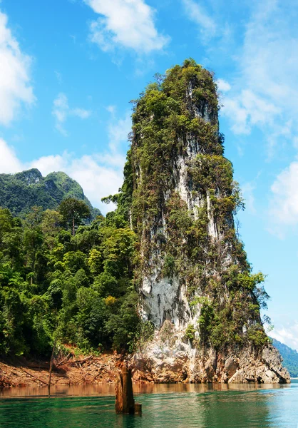 Высокие скалы на тропическом острове — стоковое фото