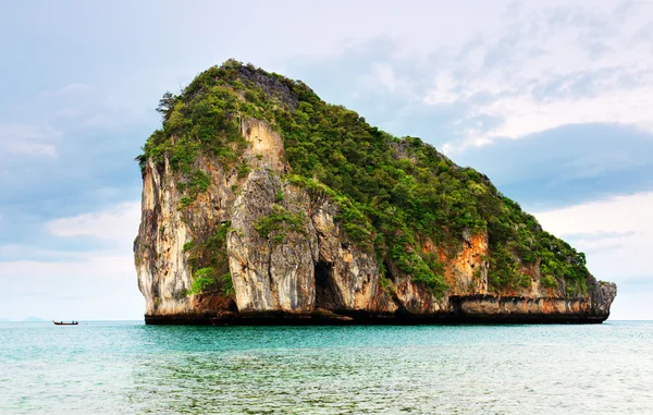 Високі скелі на тропічному острові . — стокове фото