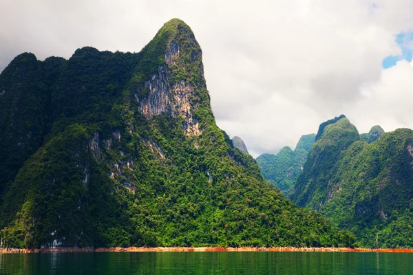 Високі скелі на тропічному острові . — стокове фото