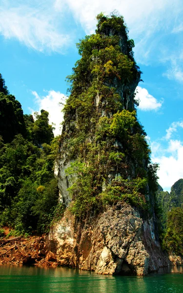 Höga klippor på den tropiska ön. Stockbild