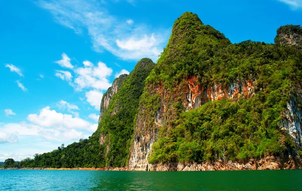 High cliffs on the tropical island — Stock Photo, Image
