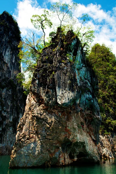 Високі скелі на тропічному острові — стокове фото