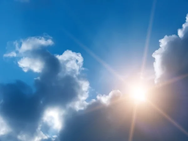 Солнечные облака — стоковое фото