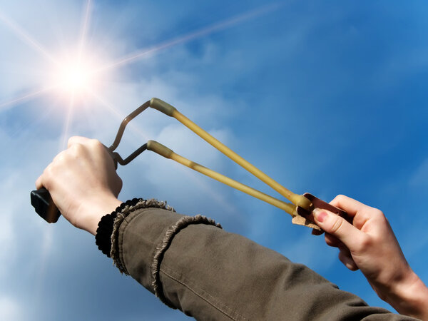 Бросок оружия из рогатки
