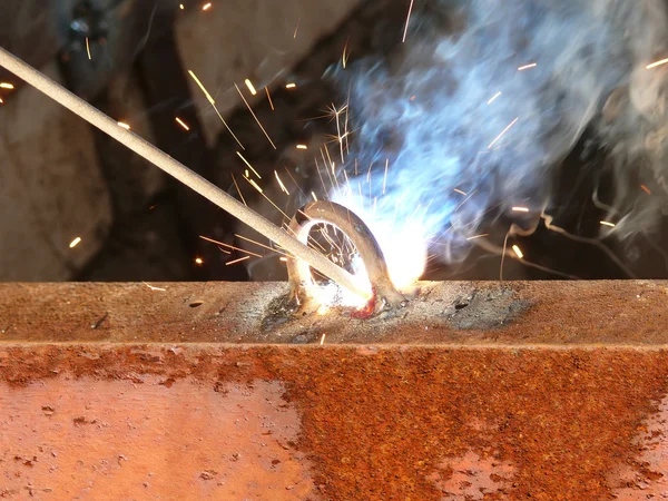 Processo de soldagem de metal — Fotografia de Stock