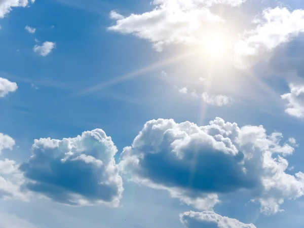 日の出の太陽の空の雲 — ストック写真