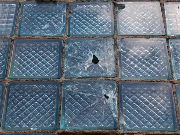 Разбитые осколки стекла — стоковое фото
