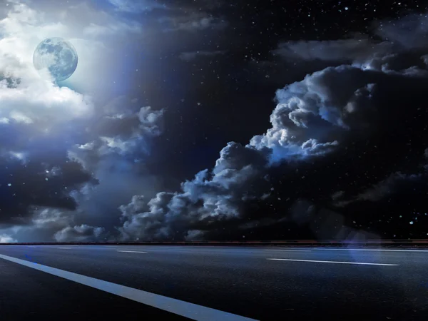 Lua céu nuvens estrada — Fotografia de Stock