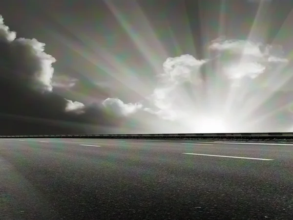 Sole cielo nuvole strada — Foto Stock