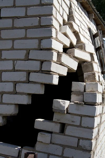 Hål vägg brick house — Stockfoto