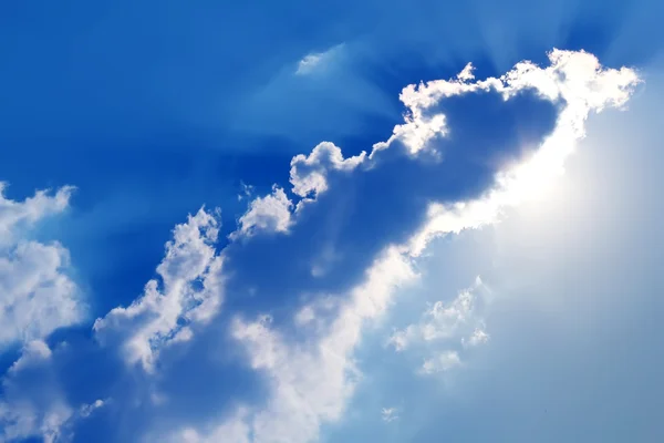 Güneş gökyüzünü bulutlar güneş ışığı — Stok fotoğraf