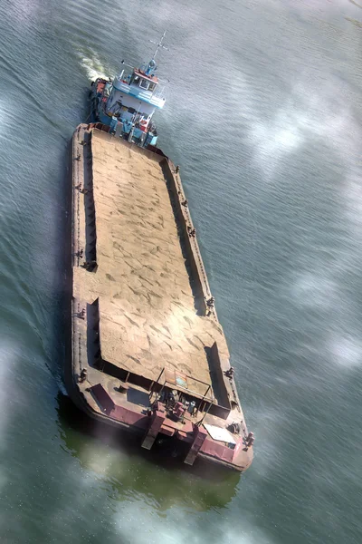 川の霧に浮かぶ船 — ストック写真