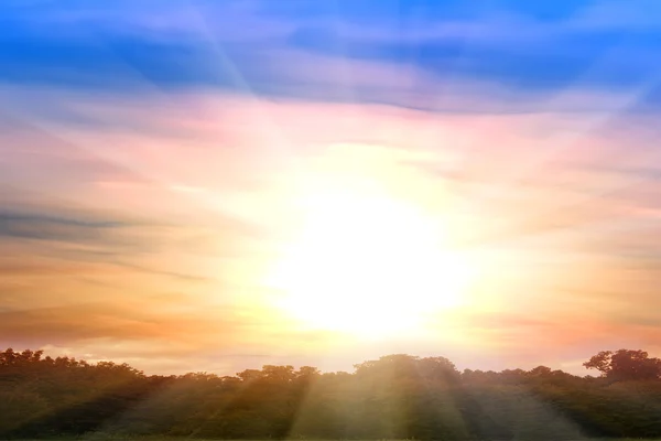 Sunrise zon luchtruim; wolken — Stockfoto