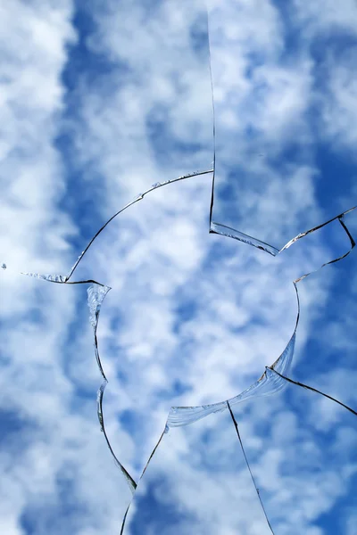 Разбитые осколки стекла — стоковое фото