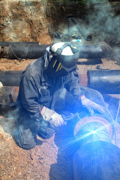 Welder working pipeline — Stock Photo, Image